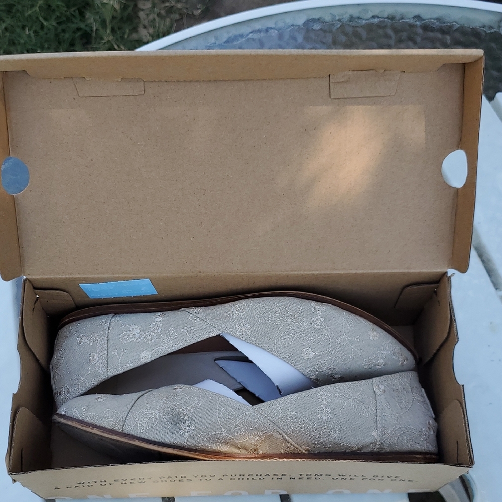 Toms Jutti Natural Embroidery Women's Size 10 GUC With Box